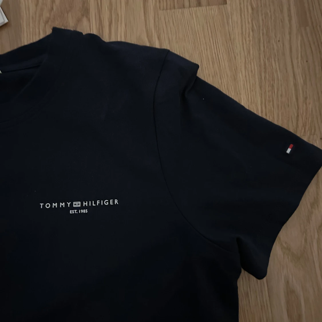 Svart t-shirt från Tommy Hilfiger - 1
