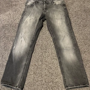 Jack and Jones jeans slim Glenn - Snygga grå Jack and Jones jeans med en slim passform. De har en riktigt fet tvätt med slitningar. Lämnade in hos en skräddare som har kortat ner byxorna lite så de sitter mer som 28 i längden, passar dig mellan 160-170. Hör av er för minsta fundering🙌🏼