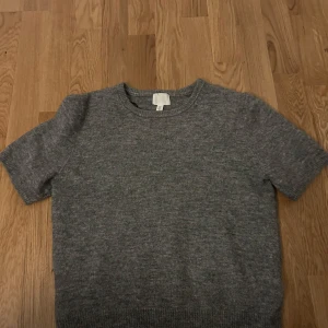 stickad t-shirt  - tjock i materialet