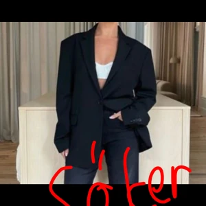 Svart kavaj från djerv avenu sökes!! - Snygg svart kavaj med matchande byxor. Kavajen har en klassisk design med knappar framtill och långa ärmar. Perfekt för en stilren look. Från djerv avenu sökes!