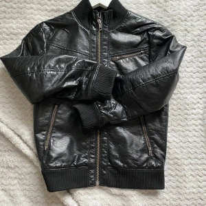 Svart tight skinnjacka  - Korta armar o hög krage 