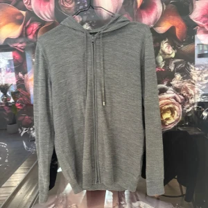 Grå hoodie från Sand - Säljer en stilren grå hoodie från Sand. Tröjan har dragkedja framtill och en bekväm huva. 