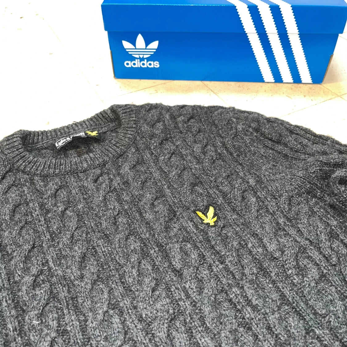 Mörk blå stickad tröja från Lyle and Scott - 2