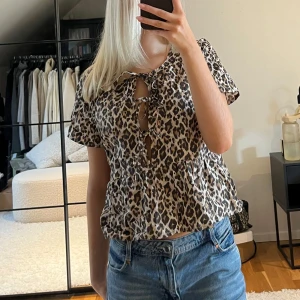 Leopard blus - Leopard blus från ginatricot i storlek M! Endast använd en gång 💕