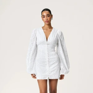 Adoore florence dress - Säljer min helt nya och oanvända adoore klänning i modellen ”florence dress”💕Säljer pågrund av att jag hittat en annan studentklänning jag vill ha😊Som sagt är den helt ny och oanvänd och lapparna sitter kvar!! Jag har storlek 40 i klänningen och skulle säga att deras storlekar är väldigt små i storlek, jag brukar annars ha 36/38 i storlek😊Nypris 1500 kr