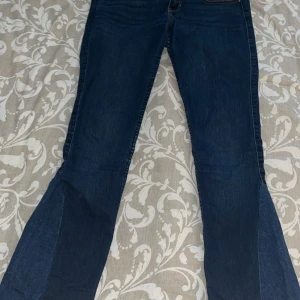 Låg midjade jeans från hollister  - Jätte snygga låg midjade jeans från Hollister, jeansen var från början skinny men sydde om den till mer utsvängda.💕