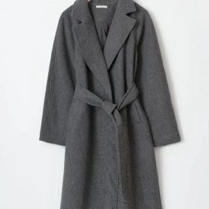 Bech kappa - Bech kappa från Gina tricot i mycket bra skick, första bilden är en bild från ginas hemsida fast i grått, då den är slutsåld i Bech. 💕