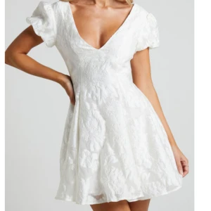 Vit klänning från Showpoo - Säljer denna super fina klänning från showpoo då den tyvärr är för tight i midjan. Perfekt för studenten eller något annat tillfälle i sommar! Endast testad med prislapp kvar. 