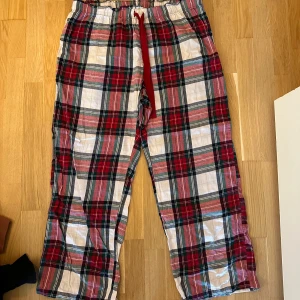 Rutiga pyjamasbyxor  - Rutiga pyjamasbyxor från hm i storlek L. Använda men inga defekter vad jag kan hitta. Lite tunnare material. Dam men skulle säga att de funkar för både herr och dam 