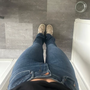 Blå jeansbyxor - Snygga mörk blåa jeans från only, i bra skick!😍😍