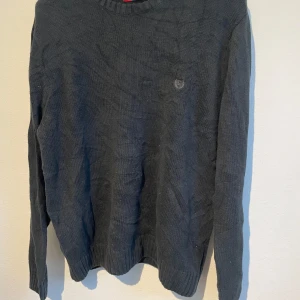 Svart stickad tröja - Fin stilren tröja som är använda väldigt fåtal gånger alltså väldigt bra skick, de är bra material. Varan kommer skickas inom 24 timmar från att du köpt plagget📦