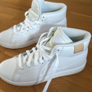 Vita Nike sneakers storlek 38 nya! - Snygga vita sneakers från Nike i storlek 38 helt nya