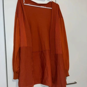 Neuletakki - Naisten oranssi neuletakki. Hihoissa pienet vetoketju koristeet. Koko L Kissatalous MMM Mikäli hinta ei miellytä tarjoa rohkeasti. Katsothan myös muut ilmoitukseni!!