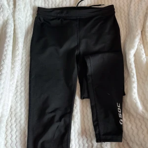 Svarta träningsleggings från SOC🖤 - Säljer ett par svarta träningsleggings från SOC. Ficka på sidan.  🐝