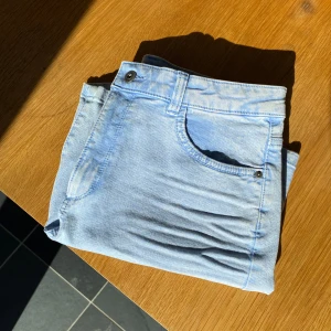 Ljusblå jeansshorts - Snygga blå jeansshorts. Rensar ur min garderob från en hel del oanvända kläder🌼 Om du ser något mer i min profil som du gillar så skickar jag med det till dig också!😊 Fler kläder kommer! 