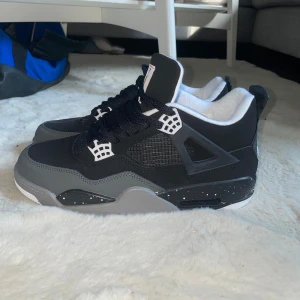 Svarta och grå sneakers - Snygga svarta och grå sneakers med vit sula och snörning. Skorna har en modern design med detaljer i vitt och en bekväm passform. Perfekta för en stilren look.