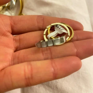 Guld- och silverfärgade örhängen - Snygga örhängen i en kombination av guld och silver. De har en unik design med en rund guldfärgad ring och en silverfärgad detalj. Perfekta för att ge en elegant touch till din outfit.