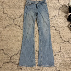 Blå bootcut jeans från Zara - Blåa bootcut jeans från Zara. Låg midja i storlek 32. Dom är bra i längden på mig som är 167cm lång. Men dom är lite för stora på mig som brukar ha XXS och XS. 