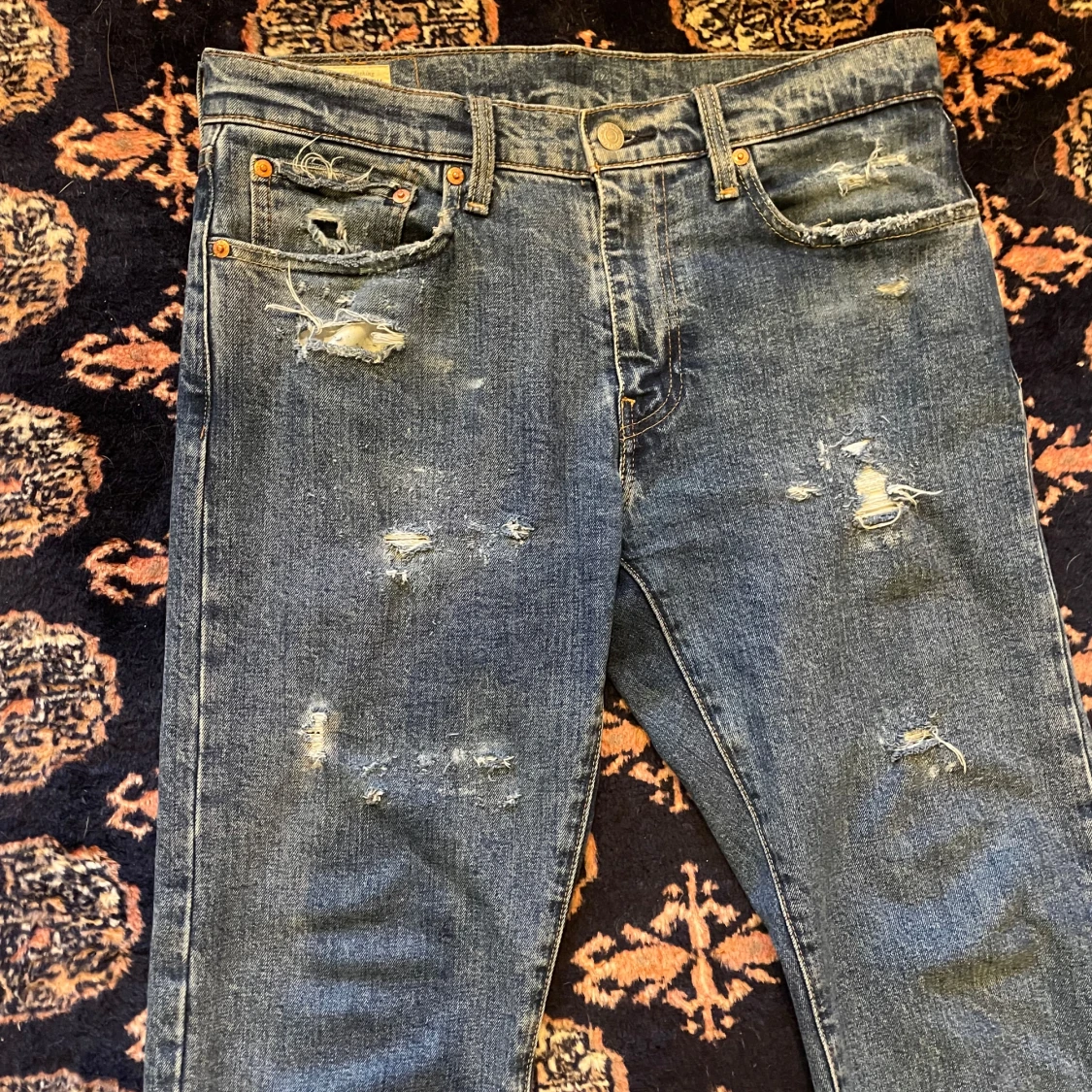 Blå jeans med slitningar - 1