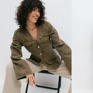 Denim jacka  - Slutsåld shaped denim jacket från Gina tricot i strl xs aldrig använd prislapp kvar 