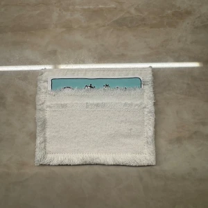 Vit jeanskorthållare  - Vit korthållare i återvunnet jeans som är hållbar, unik och handgjord med snygg fransig look. Korthållaren har två fickor som rymmer flera olika kort samtidigt. 