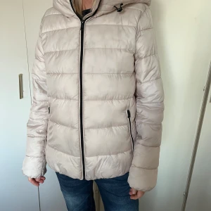Höst/Vinter jacka - Super fin jacka från Esprit i en beige/creme vit färg! Storlek S/M, helt ny men ingen prislapp kvar. Nypris 1000kr. Skriv om ni har några frågor💓