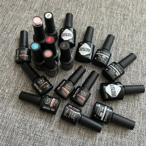 Samling av gellack  - En samling av gel nagellack i olika färger som inte kommer till användning.