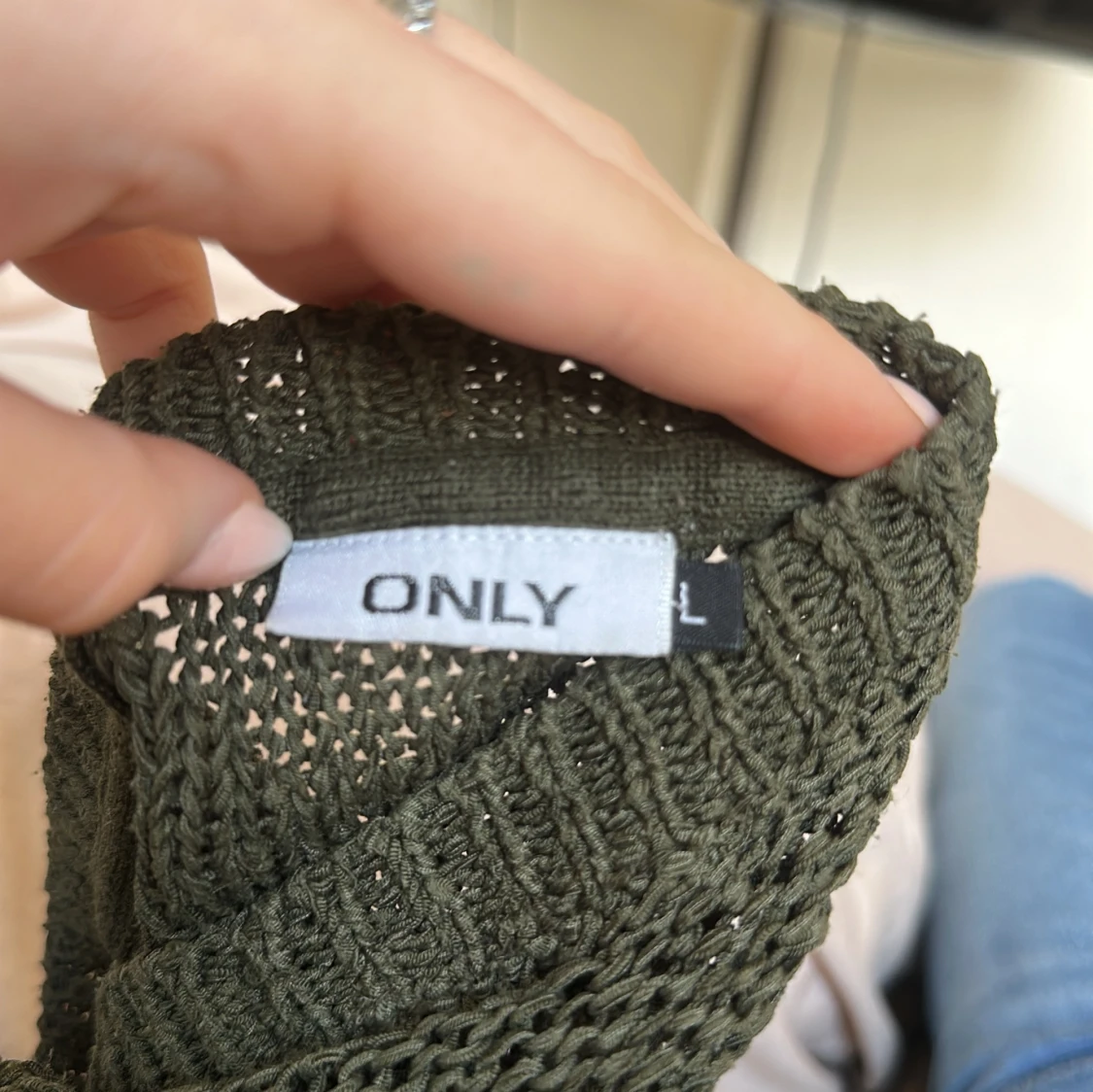 Olivgrön stickad offshoulder-tröja från ONLY - 1