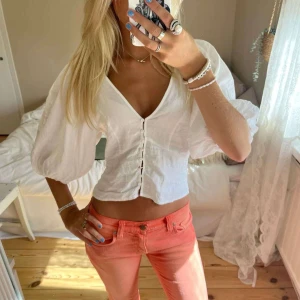 Persikofärgade jeansbyxor - Snygga orange/rosa jeans som inte är skinny utan mera raka/bootcut. De har i övrigt en tight passform och är lågmidjade, vilket ger en modern och stilren look. Perfekta för att liva upp garderoben med lite färg! Jätte snygga nu till sommarn och våren. Storlek s. Tveka inte att höra av er vid frågor, så svarar jag snabbt. 💕💕💕(Fösta bilden är lånad). 