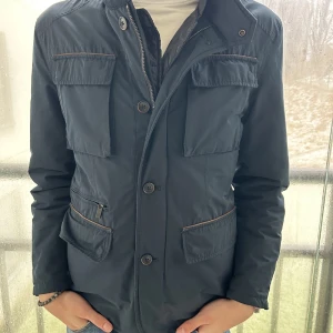 Mörkblå field jacka från Massimo Dutti - Tja säljer då en riktigt Snygg mörkblå field jacka från Massimo Dutti med flera fickor och knappar. Perfekt för en stilren look och passar bäst för vårväder eller höstväder . Skriv för funderingar och kom med prisförslag !