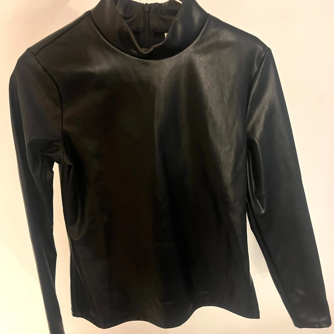 Svart skinntröja