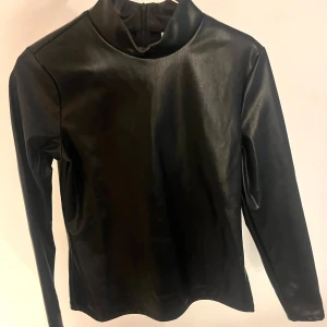 Svart skinntröja - Snygg svart tröja i skinn. Med långa ärmar och krage🖤