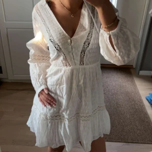 Vit klänning från Zara - Säljer nu denna jättefina klänning från Zara som knappt kommit till användning💗Passar perfekt till flera olika tillfällen alltså en perfekt klänning inför sommaren💞Skriv vid funderingar 