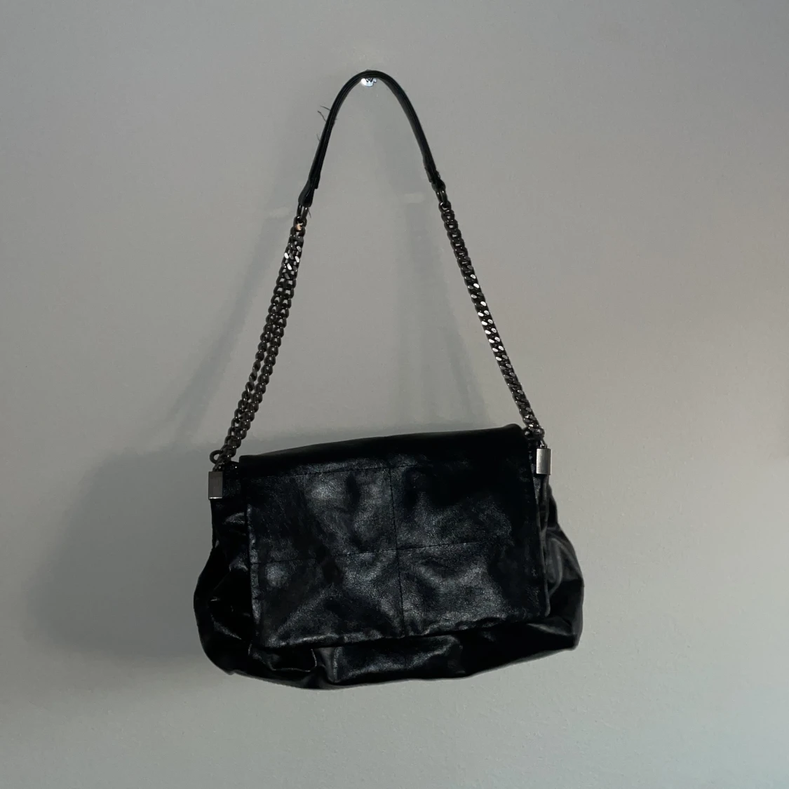 Svart axelväska med kedjedetaljer från Zara