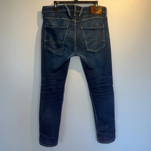 Replay anbass jeans - Ett par Replay anbass jeans i storlek 32. Jeansen är i bra skick och perfekta nu för sommarn. Priset kan diskuteras vid snabb affär. Hör av er vid funderingar:)