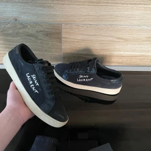 Saint Laurent - Tja! Säljer dessa tvär feta saint Laurents. Dem är v toppskick! Dem är i storlek 40 men sitter mer som 41! Gammal modell.💯Nypris: 7000kr❌Vårt pris: 2599✅Hör av er vid frågor eller intresse!/3Wardrobe📌🙌