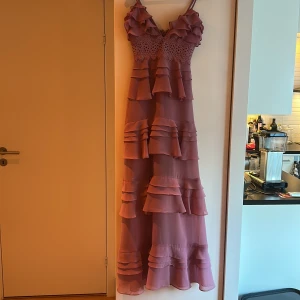 Balklänning - Superfin balklänning endast använd några timmar, mycket bra skick. Inköpt 2024 för 1500kr. Strl 6 motsvarar strl XS. 