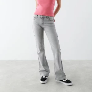 Gina Tricot x Iza and Elle - Såå fina bootcut jeans från ginas Young avdelning!! Jeansen kommer från en kollektion med Iza och Elle för något år sedan! Storlek 164 men passar även en XS. Använda men bra skick! 💗