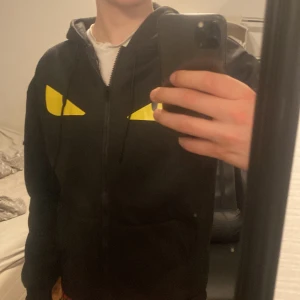 Fendi zip hoodie - En fin tröja ifrån Fendi som jag nu säljer. Har använt den 1 gång. Riktigt bra tröja för vintern och chill hemma. Men annars funkar den bra för sommaren också. Riktigt skönt material i den. Skriv för mer detaljer! Priset kan diskuteras givetvis!