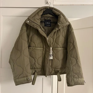 Olivgrön quiltad jacka från Zara - Skit snygg och eftertraktad jacka från Zara med prislapp kvar. Storlek m men passar xs-m
