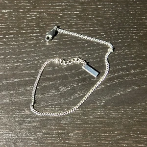 Silver Armband - Cond: 10/10 Strlk: 18-20cm/1.8mm - 20-22cm/1.8mm Skriv till oss vilken storlek du önskar. Material: Rostfritt stål