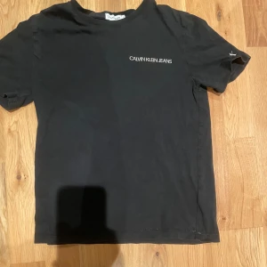 Svart t-shirt från Calvin Klein  - Säljer en stilren svart t-shirt från Calvin Klein |Perfekt för en casual look! | Storlek 152 | priset är ej hugget i sten, hör av dig vid minsta fundering //