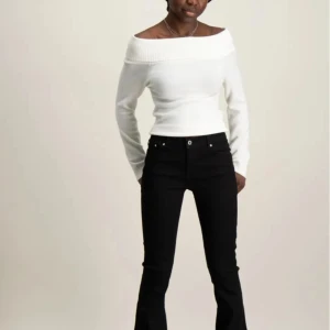 Grunt Svarta jeansbyxor - Nypriset är 650, därav priset. Snygga svarta jeansbyxor med hög midja och bootcut-stil. Perfekta för en stilren look. Byxorna har en klassisk design med knappar och dragkedja framtill.