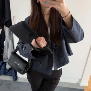 Jacka  - Snygg mörkblå jacka. Passar perfekt under våren och kyligare sommarkvällar 🌸 Jackan är kort och normal i passform med knappar som går att knäppa. Hämtade nyligen ut jackan från kemtvätt då jag inte ska använda den mer 💕köpt på Zalando 