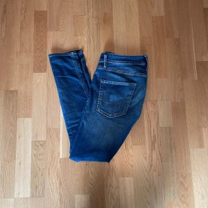Blå jeans från Jack & Jones - Tja, säljer ett par marinblå jeans från Jack & Jones i storlek 30/30. Säljer pga jag beställde fel färg. Om ni har några frågor är det bara att höra av er. Priset är ej hugget i sten🙌