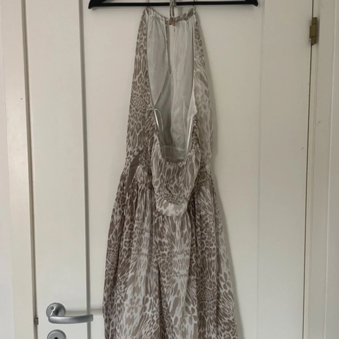 Beige mönstrad klänning från Mango - 2