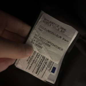 Svart dunjacka från Canada Goose - Säljer en svart dunjacka från Canada Goose. Jackan är tillverkad i Kanada och har en klassisk design med varma dunfjädrar. Perfekt för kalla dagar. Ej använd, äkta och kvittot följer med 