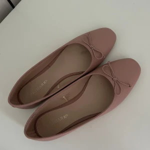 Smutsrosa ballerinaskor  - Ballerinaskor i smutsrosa färg 💓💓 använd en gång 