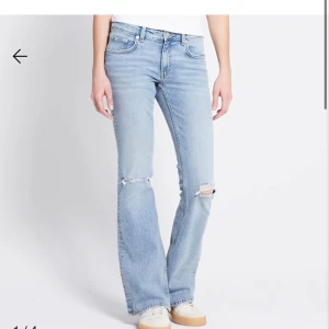 Ljusblå jeans med slitningar - Säljer mina  ljusblå jeans med slitningar på knäna. De har används ungefär 2-3 ggr 