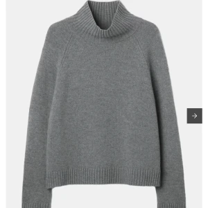 Grå stickad polotröja - Säljer en stilren grå stickad polotröja med ribbade detaljer vid krage, ärmslut och nederkant. Från Åhléns i strl Xs